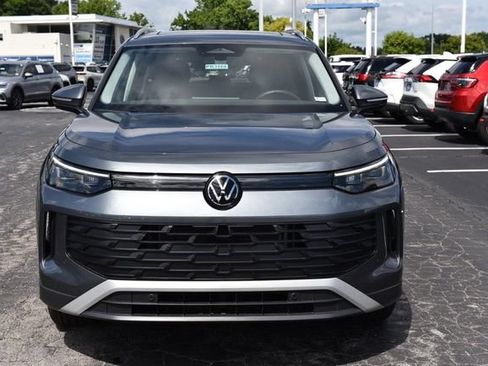 Certified 2025 Volkswagen Tiguan SE w/ Panoramic Sunroof Package AWD/4WD image 4