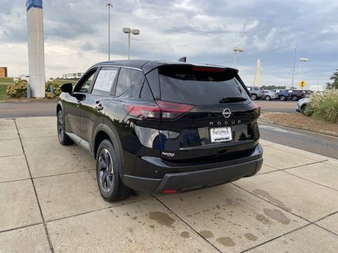 Used 2024 Nissan Rogue SV image 8