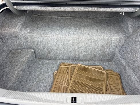 Used 2003 Lincoln Town Car Signature RWD image 17