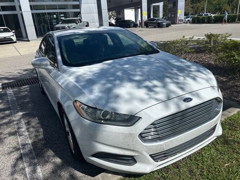 Used 2014 Ford Fusion SE FWD image 2