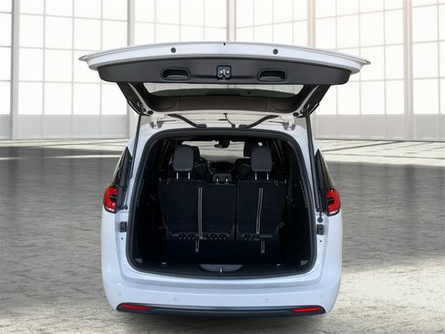 Used 2025 Chrysler Pacifica Limited image 12