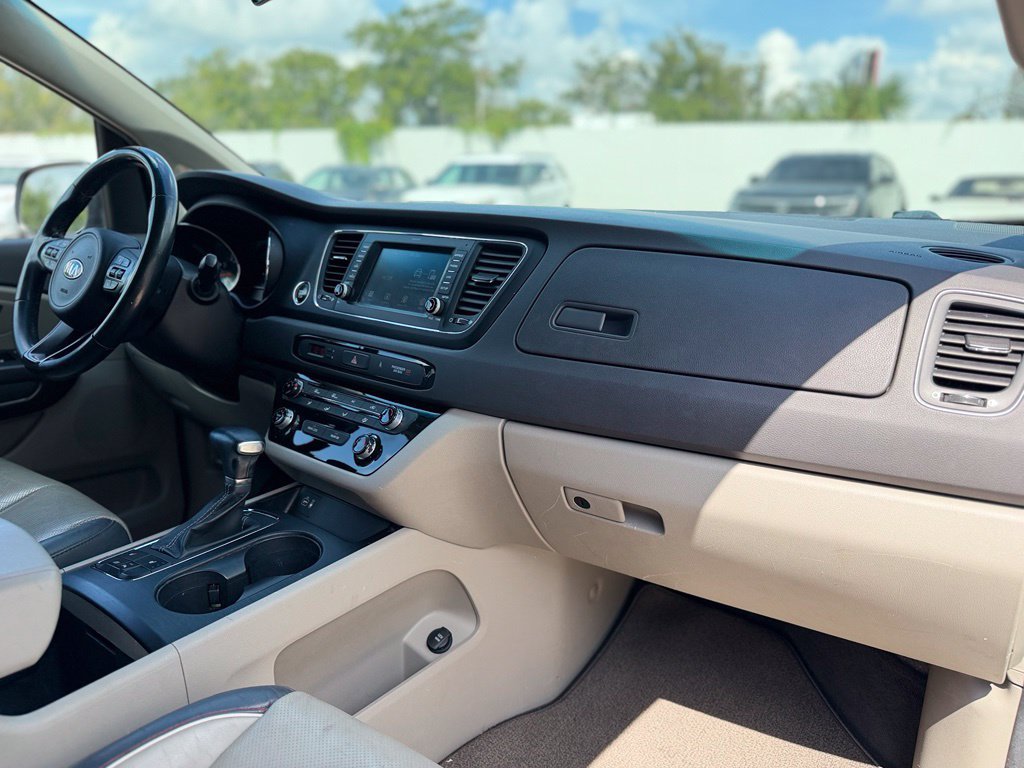 Used 2017 Kia Sedona LX w/ LX Essentials Premium Package FWD image 17