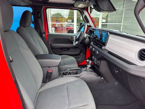 Used 2025 Jeep Wrangler Unlimited Sahara AWD/4WD image 4
