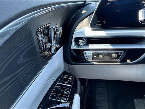 Used 2024 Cadillac Lyriq Luxury RWD image 16