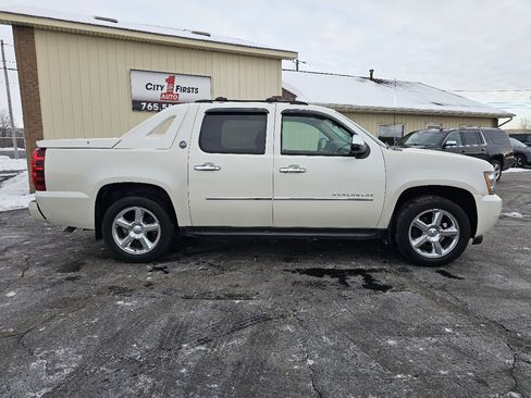 Used 2013 Chevrolet Avalanche LTZ image 25