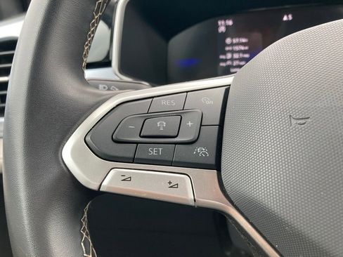 Used 2025 Volkswagen Taos SE image 12