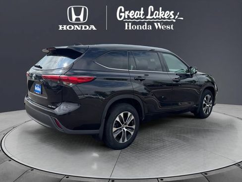 Used 2021 Toyota Highlander XLE AWD/4WD image 4