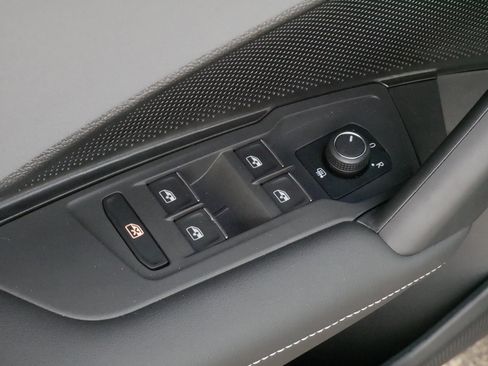 Certified 2025 Volkswagen Tiguan SE AWD/4WD image 19
