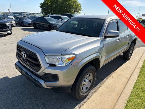 Used 2017 Toyota Tacoma SR w/ SR Convenience Package RWD image 3