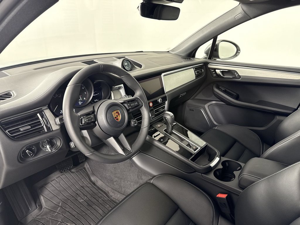 Certified 2026 Porsche Macan Turbo AWD/4WD image 4