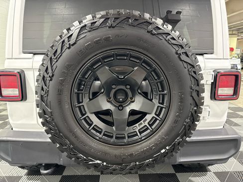 Used 2020 Jeep Wrangler Unlimited Sahara AWD/4WD image 33