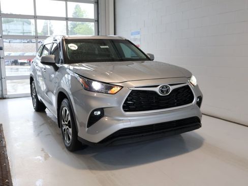 Used 2024 Toyota Highlander XLE AWD/4WD image 2