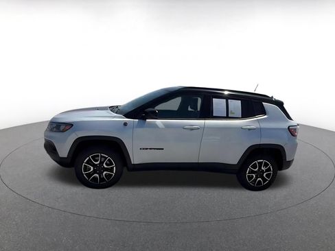 Used 2025 Jeep Compass Trailhawk AWD/4WD image 3