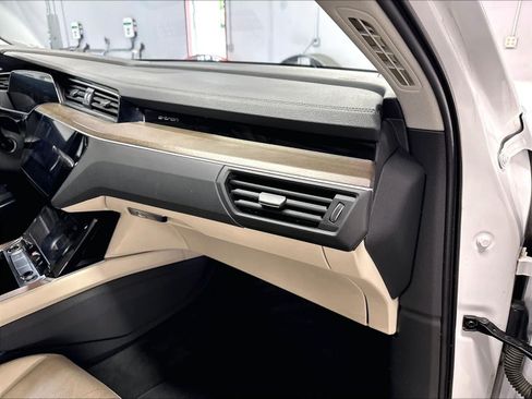 Used 2024 Audi Q8 e-tron Premium Plus w/ Premium Plus Package AWD/4WD image 18