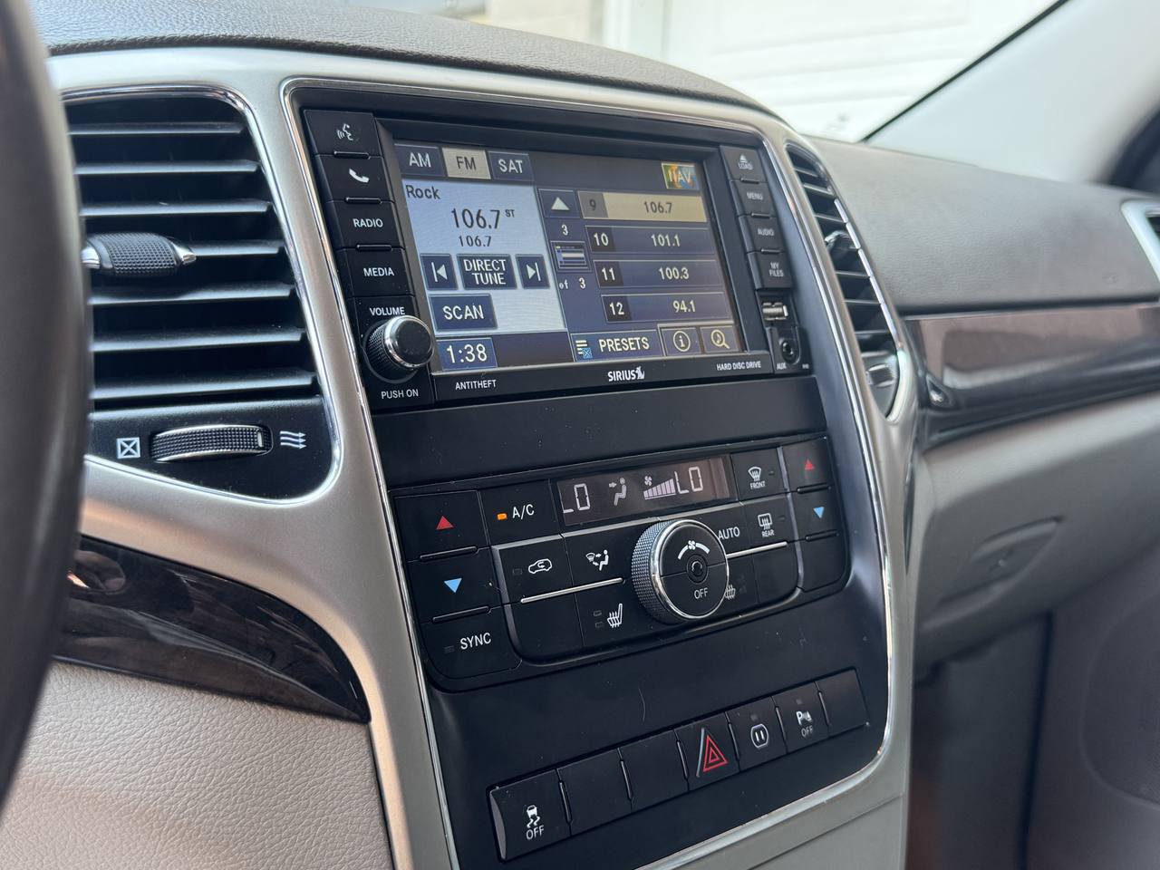 Used 2012 Jeep Grand Cherokee Laredo AWD/4WD image 19