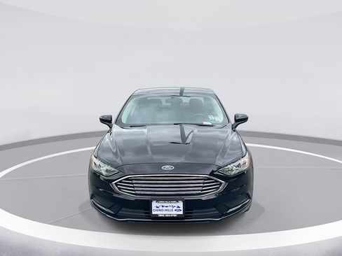 Used 2018 Ford Fusion SE w/ Fusion SE Technology Package FWD image 2