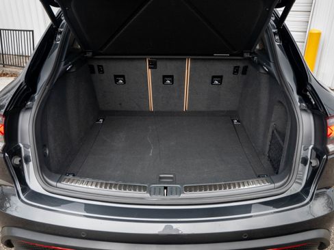 Certified 2025 Porsche Macan image 40