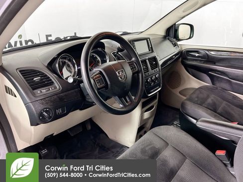 Used 2018 Dodge Grand Caravan SE image 3