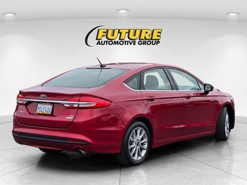Used 2017 Ford Fusion SE w/ Fusion SE Technology Package FWD image 5