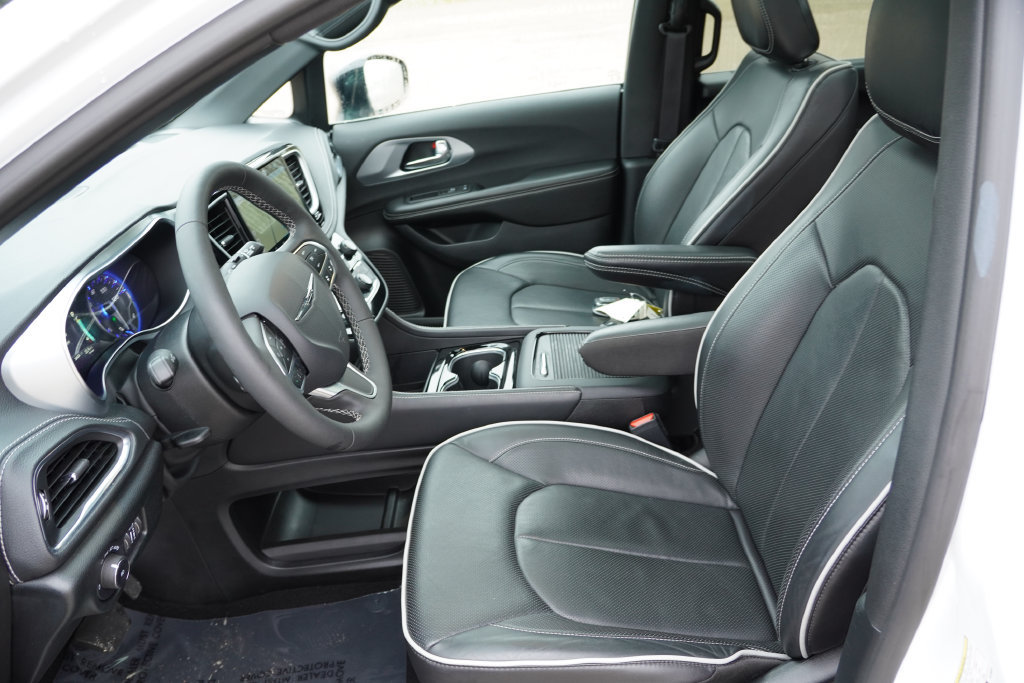 Certified 2026 Chrysler Pacifica Limited FWD image 15