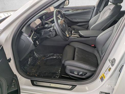 Used 2023 BMW 530e w/ Premium Package image 17