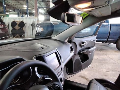 Used 2023 Jeep Cherokee Altitude Lux image 24