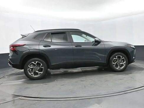 Used 2025 Chevrolet Trax LT image 4