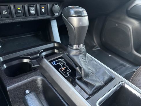 Used 2016 Toyota Tacoma Limited image 31