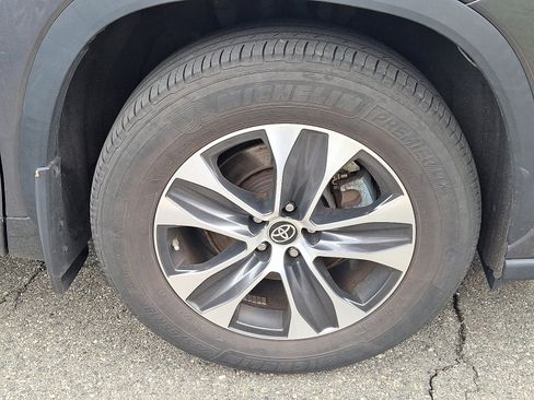 Used 2023 Toyota Highlander XLE image 3