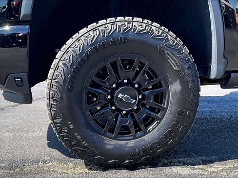 Used 2024 Chevrolet Silverado 2500 ZR2 w/ Technology Package AWD/4WD image 8