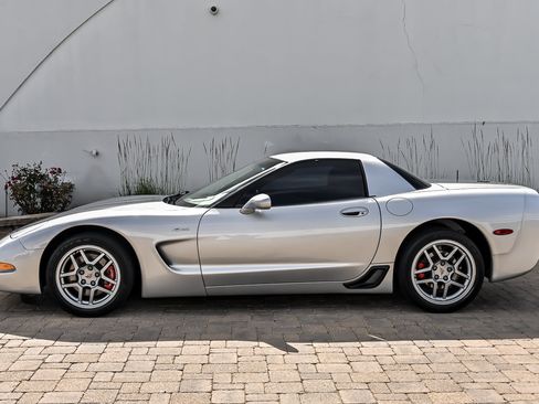 Used 2002 Chevrolet Corvette Z06 w/ Memory Pkg RWD image 10