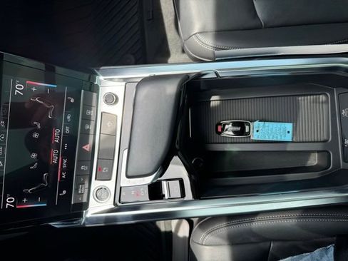 Used 2022 Audi e-tron Premium w/ Convenience Plus Package image 35