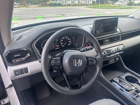 Used 2023 Honda Pilot LX image 12