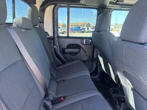 Used 2025 Jeep Gladiator Sport image 19