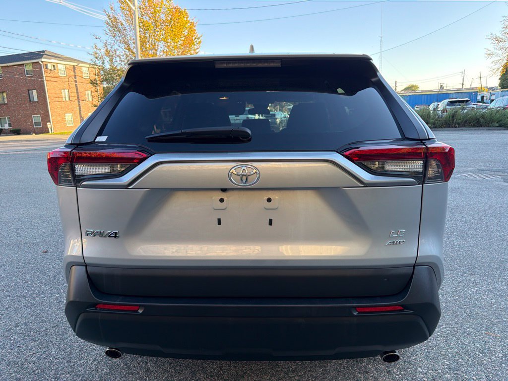 Used 2021 Toyota RAV4 LE AWD/4WD image 5