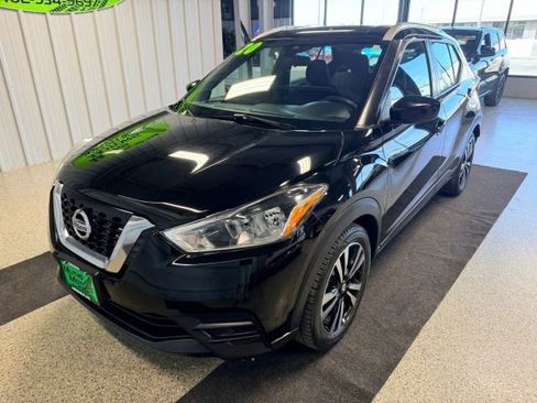 Used 2020 Nissan Kicks SV FWD image 1