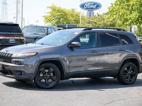 Used 2018 Jeep Cherokee Latitude w/ Altitude Package FWD image 17