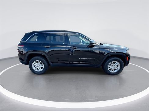 Used 2023 Jeep Grand Cherokee Laredo image 9