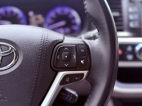 Used 2019 Toyota Highlander XLE image 17