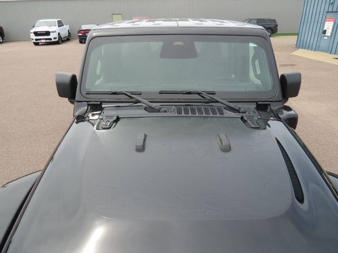 Used 2025 Jeep Wrangler Unlimited Sahara AWD/4WD image 4