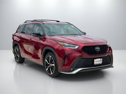Used 2021 Toyota Highlander XSE FWD image 3