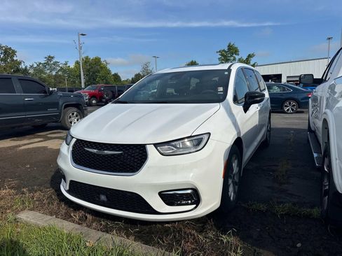 Used 2026 Chrysler Pacifica Limited FWD image 13