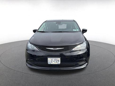 Used 2024 Chrysler Voyager LX FWD image 4