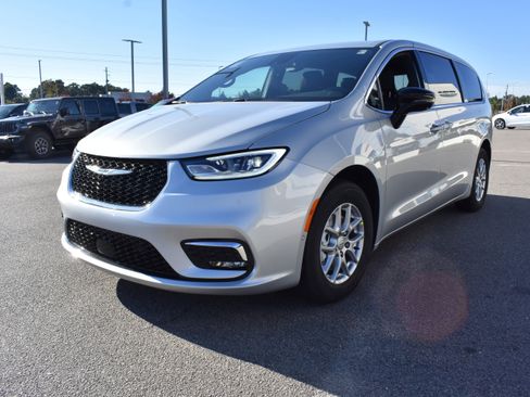 New 2026 Chrysler Pacifica Select image 5