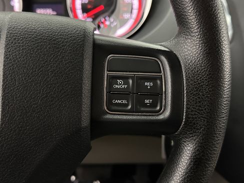 Used 2019 Dodge Grand Caravan SE w/ UConnect Hands-Free Group image 17