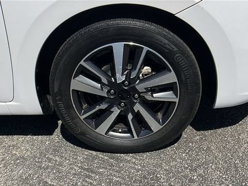 Used 2022 Nissan Versa SV FWD image 9