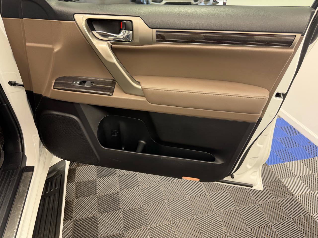 Used 2020 Lexus GX 460 Premium w/ Premium Package AWD/4WD image 15