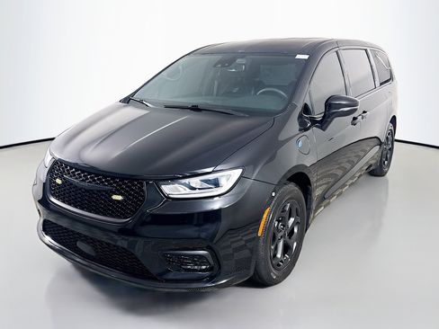 Used 2022 Chrysler Pacifica Touring-L w/ S Appearance Package image 4