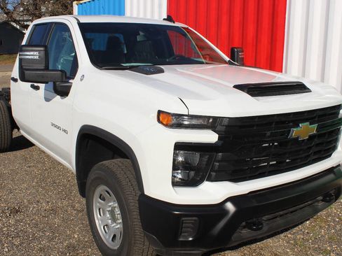 Used 2024 Chevrolet Silverado 3500 W/T w/ WT Convenience Package image 4