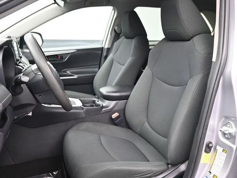 Used 2021 Toyota RAV4 LE image 10